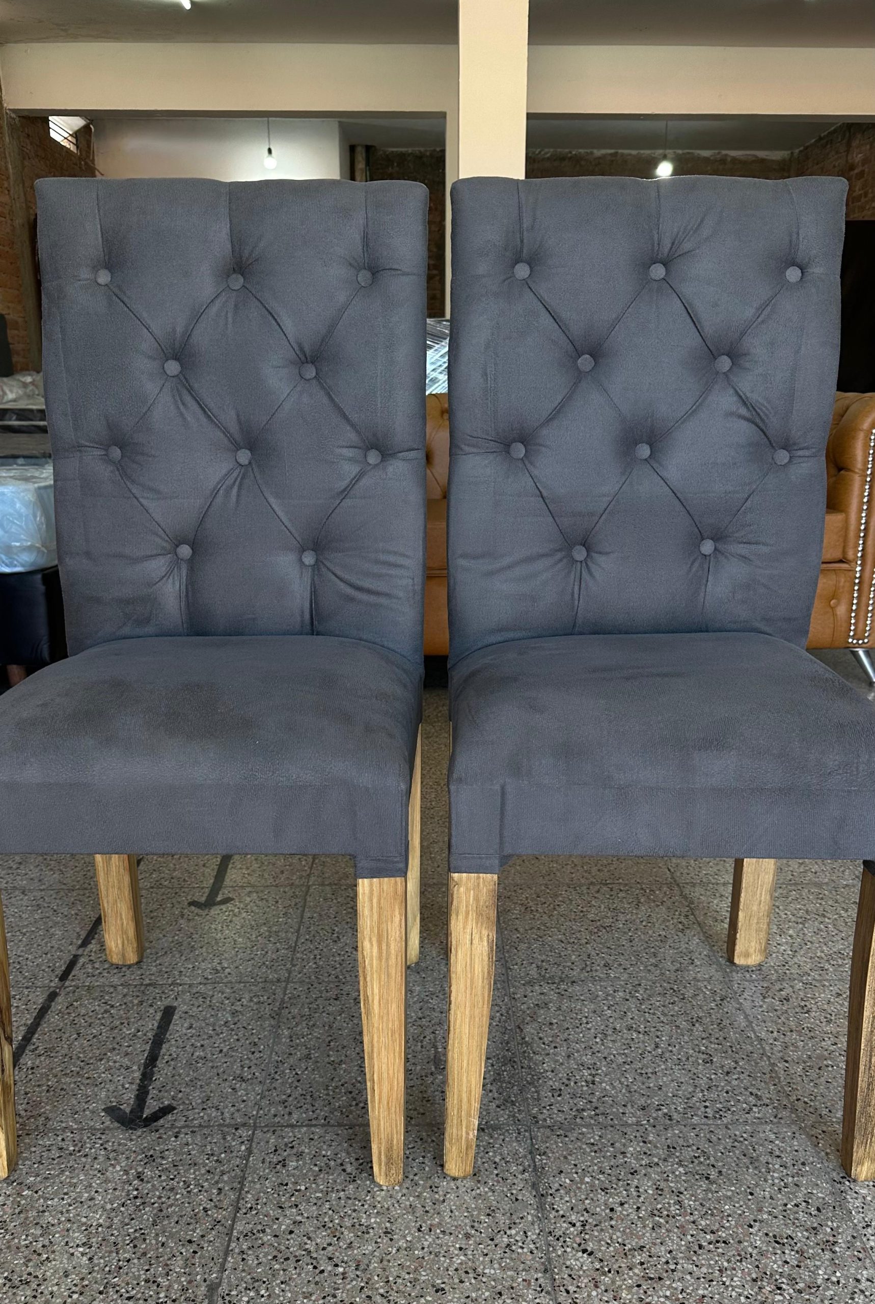Sillas de comedor pana gris oscuro botones capitone