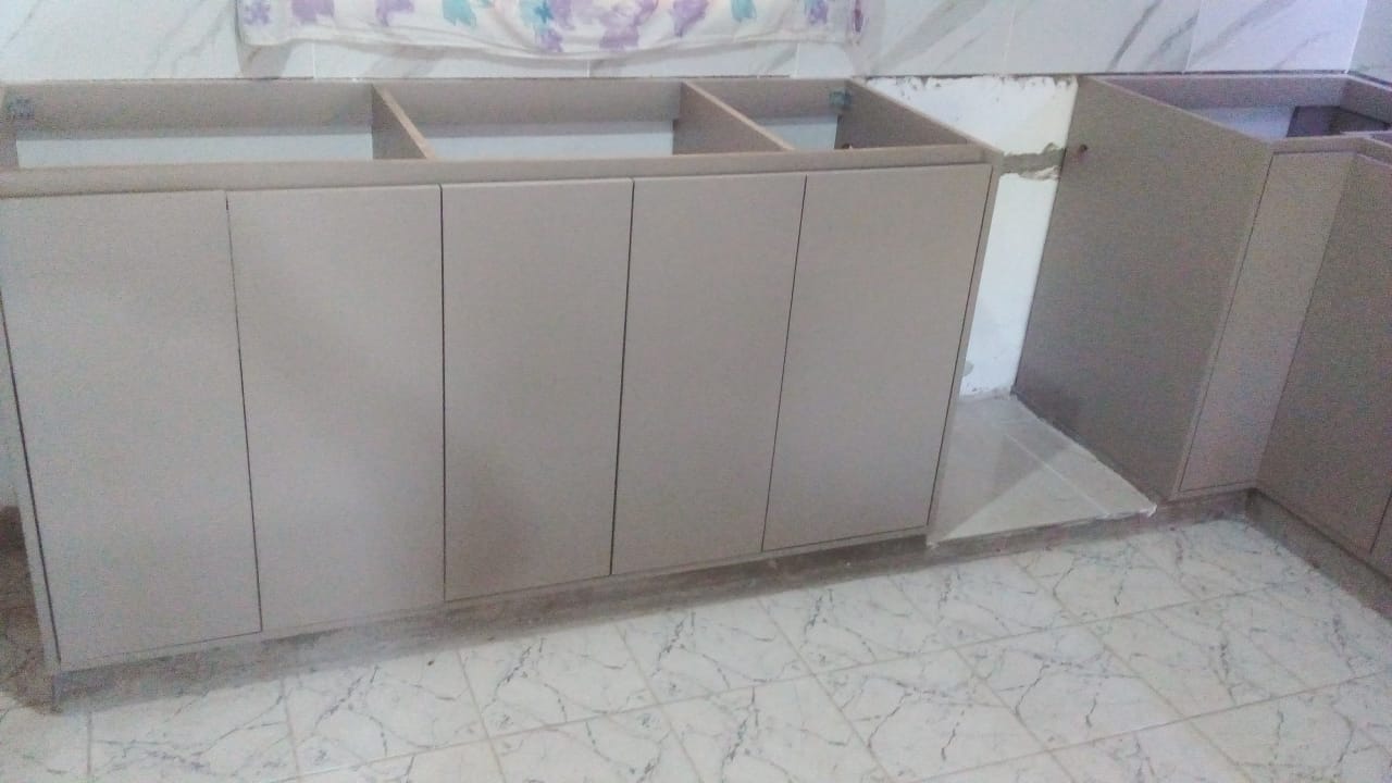 Bajo mesada a medida gris
