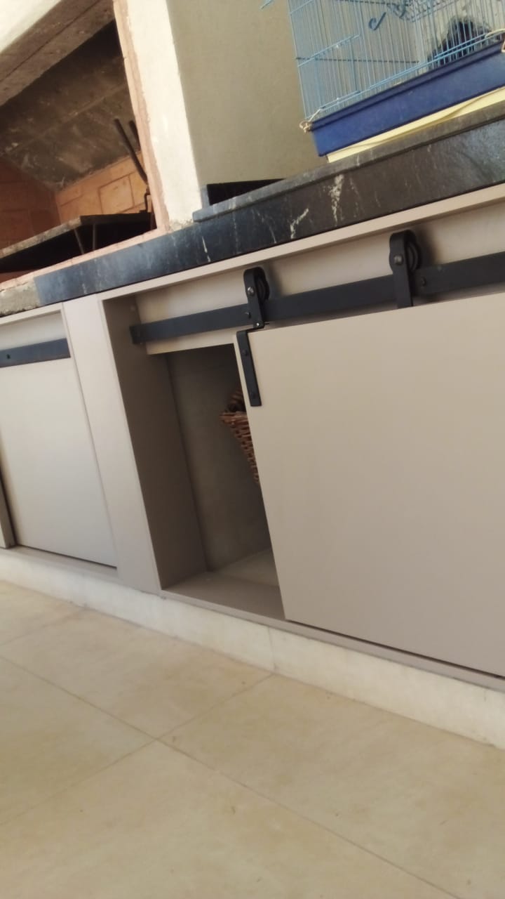 Puertas corredizas espacio debajo de la parrilla