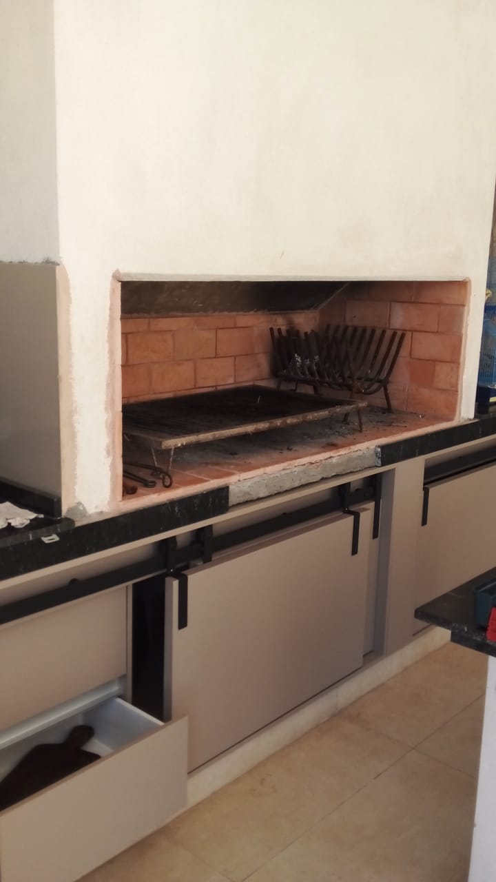 Puertas granero para abajo del asador