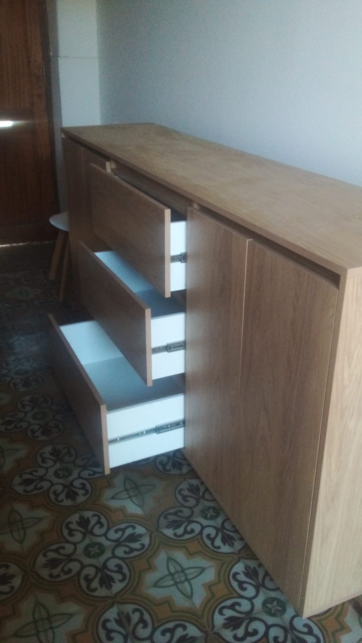 Recibidor con cajones y puertas a medida