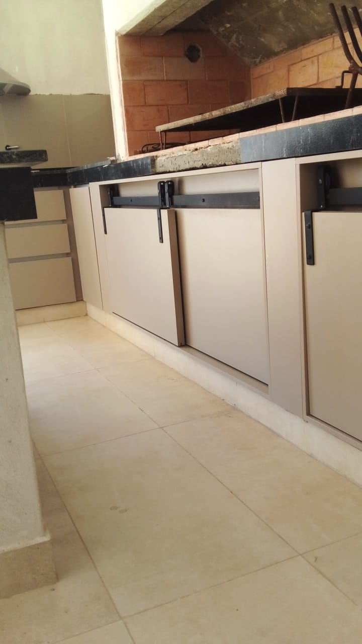 Trabajo en puertas de melamina para asador