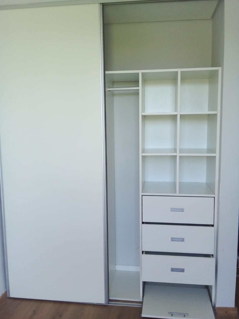 Vestidor con puertas corredizas